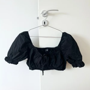 Croptop/festtopp, stl S - Riktigt snygg topp i storlek S från Vero Moda. Inte mycket använd.   Svart färg, fina detaljer vid ärmar och framtill. Perfekt en sommardag eller på festen! 🖤   Jag är 167 cm lång.
