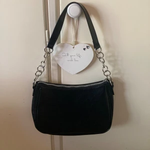 Axelväska - Axelväska från Hm i väldigt fint skick. Endast kommit till användning ett få tal gånger. Nypris 200kr!💕
