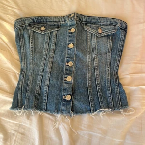 Jeans topp - Jätte snygg jeans topp som max är använd 5 ggr, säljer den pga att den inte används  Pris kan diskuteras!