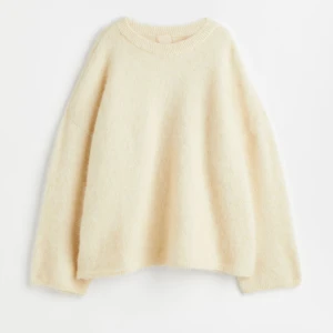 Beige mohair ttöja - Säljer denna mohair tröjan från H&M! Helt slutsåld 🥰 i beige storlek XS 