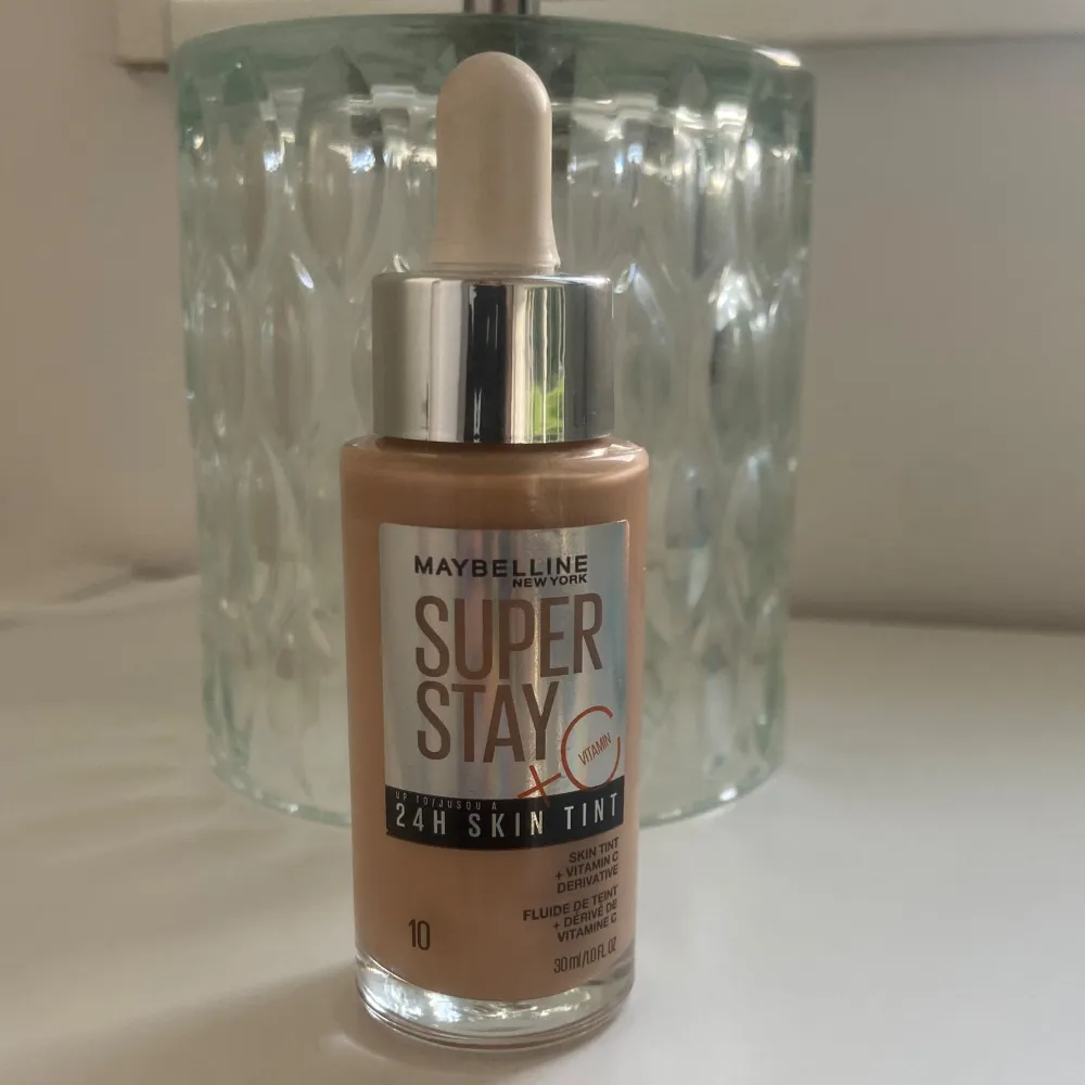 Säljer denna Maybelline super stay skin tint i färgen 10. Aldrig använd endast testad på handen. Skönhet.