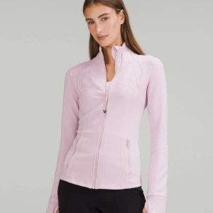 Lululemon define jacket - Lululemon define jacket i färgen ”pink peony”, stl 0💖 Använd ett fåtal gånger, så den är i väldigt bra skick😍Köpt för 1280 kr