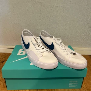 Nike SB BLZR Court - Säljer ett par skor som aldrig har använts, reklamerade mina tidigare skor och fick dessa och aldrig använt dem. Skorna har storlek 45