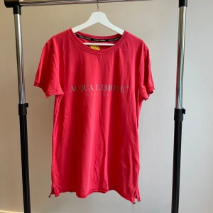 Acqua Limone T-shirt  - Jättesnygg oanvänd Acqua Limone T-shirt! Nypris: 599kr säljer för 200kr 