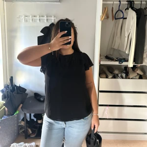 Blus  - En jätte fin svart blus med mönster i ifrån hm som tyvärr inte kommer till användning💕