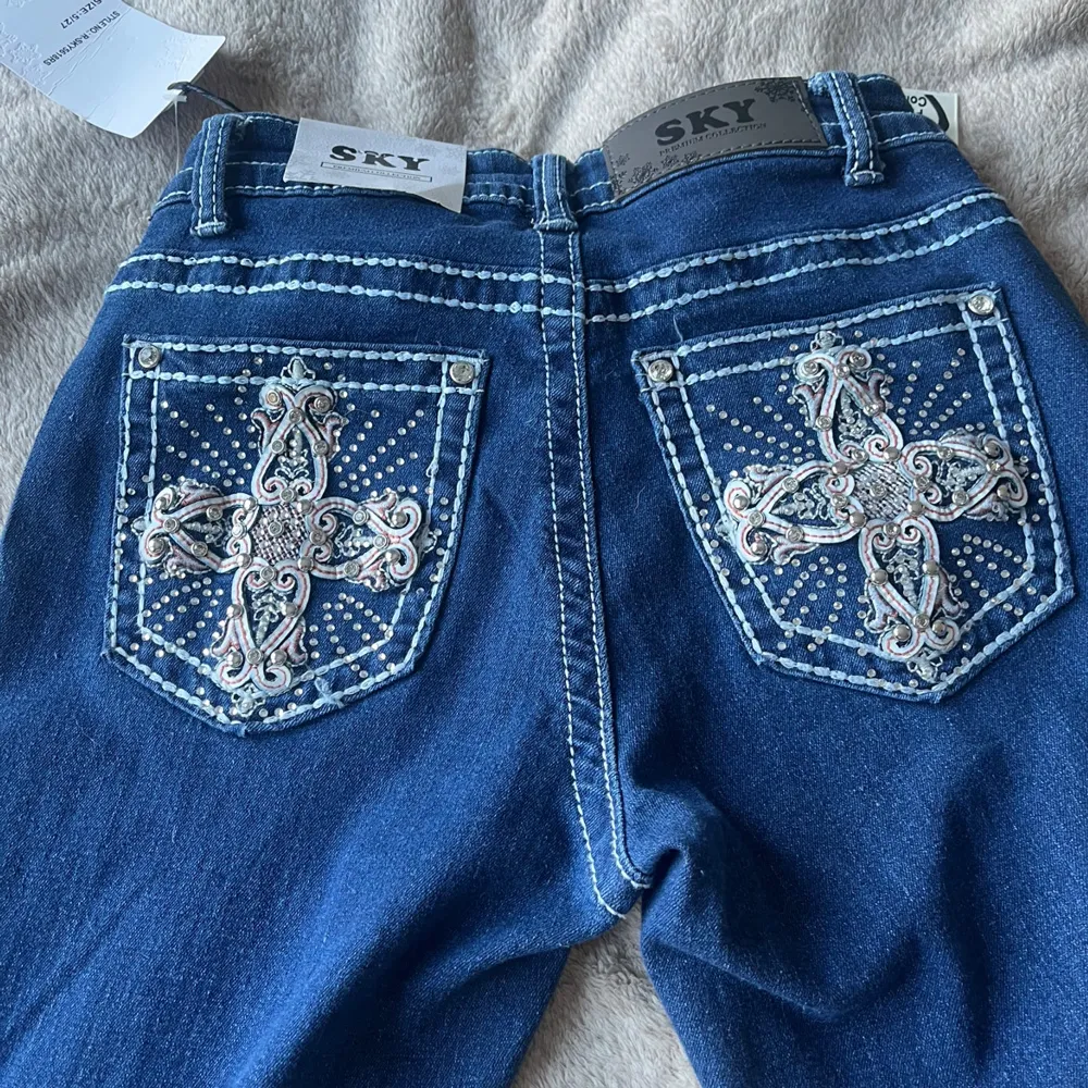 helt nya jeans som ja fått av min moster säljer pga att jag inte gillar glittret på fickorna.. Jeans & Byxor.