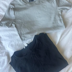 2 tröjor, Zara / H&M, strl S - Två jättefina tröjor i storlek S. Den svarta är långärmad från H&M och den ljusa är en t-shirt ifrån Zara i den fantastiska ljusa mint färgen. Frakt tillkommer. Väldigt bra skick 