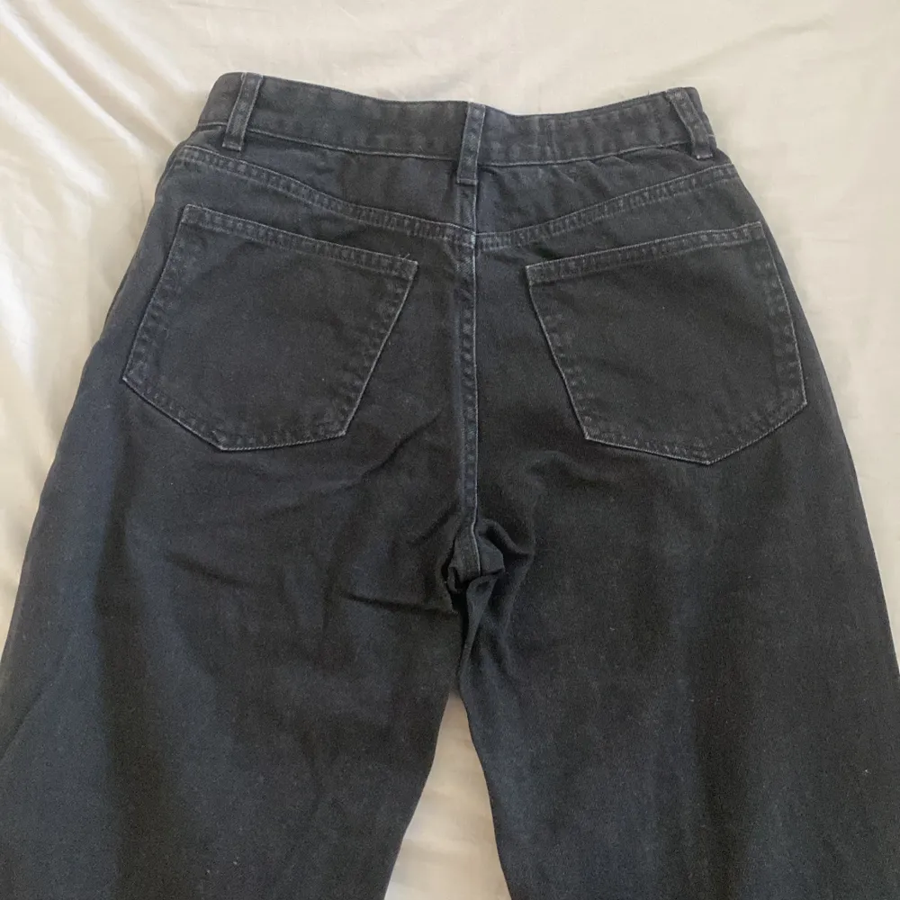 säljer ett par svarta jeans från Bershka i storlek M. de är högmidjade och har hål i knäna.. Jeans & Byxor.