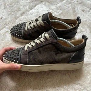 Camo Loubs  - Fetaste Loubsen på marknaden i camo mönster. Storlek 41. Givetvis äkta. Tillkommer box, 2 dustbags, kort samt 2 extra spikar. Byten är alltid intressant. Helst Flycrews. Skriv angående frågor. ⭐️