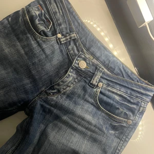 victoria Beckham jeans  - Säljer mina Victoria Beckham jeans de är låg midjade och bootcut älskar de jätte mycket men de är lite stora så säljer de nu (har sprättat upp de längst ner i benen som syns på sista bilden men de är inget man tänker på)