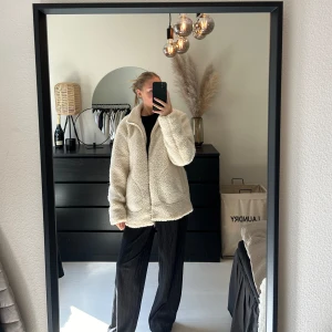 Teddy jacka - Säljer min teddy jacka då jag ej använder den. Älskar den och den är super mysig. Perfekt höst jacka då den är lagom varm och man får plats med en stickad tröja under. Den är vit/ beige.🩷🫶🏽🤩