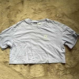 Oversized magtröja  - Lila magtröja med tryck i vänster ”hörn” använd fåtal ggr. Skick 7/10