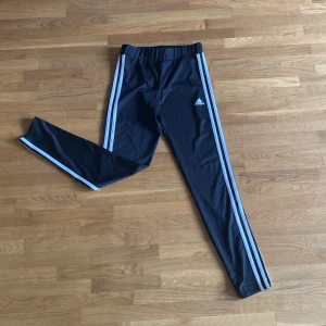 Svarta Adidas tränings byxor - Mycket bra skick använda få gånger