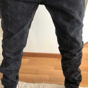Svarta jeans - Säljer ett par svarta jeans i bra skick. De har en klassisk design med fem fickor och en dragkedja. Perfekta för vardagsbruk eller en utekväll. Passar till det mesta och är superbekväma! [STRL 160]