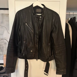 Skinn jacka  - Mycket bra skick Storlek M Äkta 🖤