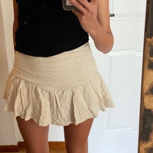 Kjol från Stradivarius  - Säljer en kjol från Stradivarius. Finns inbyggda shorts. Kjolen är i linnematerial. Använd några gånger men i bra skick✨