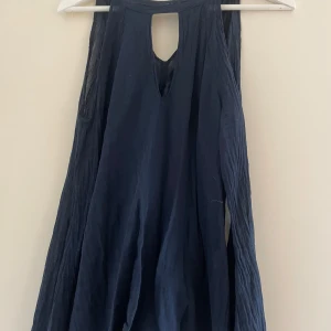 Blås blus med nakna axlar - Blå fin blus med nakna axlar. Älskar färgen och modellen på denna! Så fin till en fest❣️