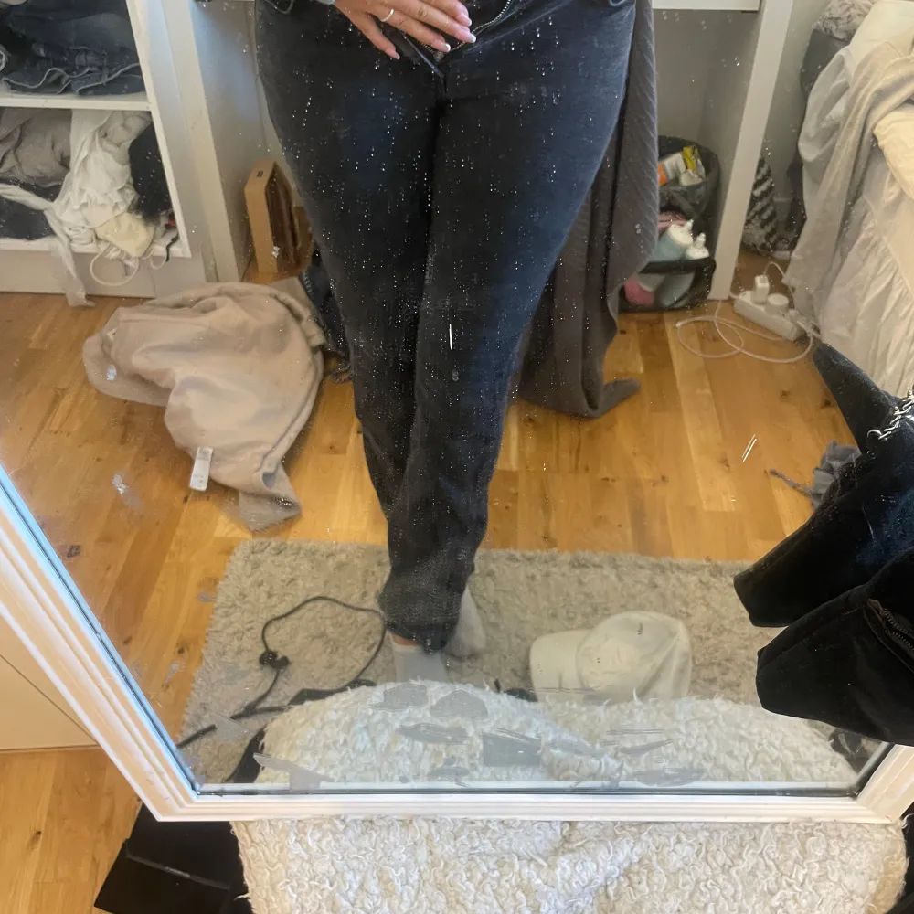 Säljer mina svarta jeans, dom är mer utsvängda irl än på bild!!🤞🏼🤞🏼🙏🏼🙏🏼 säljer då som blivit små🥰. Jeans & Byxor.