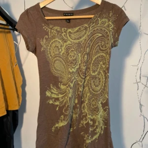 Mönstrad T-shirt  - T-shirt med grönt mönster.