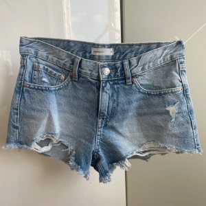 Lågmidjade jeans shorts  - Säljer för dem är för små för mig, köpta för 1 månad sen men kan inte lämna tillbaka pga borttappat kvitto⭐️slutsålda på hemsidan 