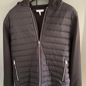 Reiss cardigan - Säljer denna feta reiss cardigan i storlek S. Skick 9/10. Nypris 2500 mitt pris 1099! Kom med bud!