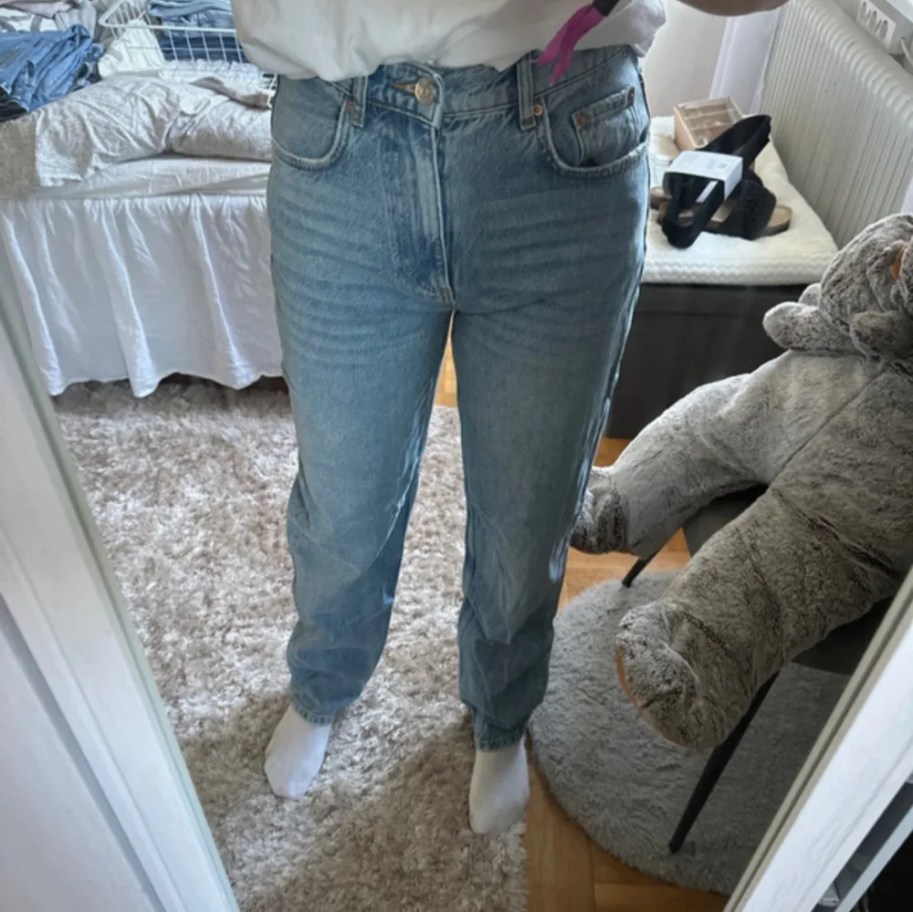 Säljer ett par ljusblå jeans i klassisk stil. De har en hög midja och en straight passform som ger en tidlös look. Perfekta för vardagsbruk och kan matchas med nästan vad som helst. De är i fint & bra skick och redo för en ny ägare!. Jeans & Byxor.