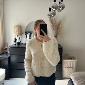 Stickad kofta - Säljer min stickade kofta pga använder inte. Tycker den är så snygg och älskar den. Guld knappar.🩷🤩😊☺️🫶🏽