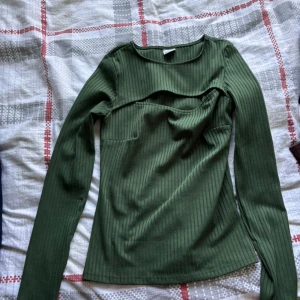 Grön tröja  - strlk S, aldrig använt