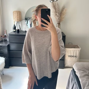 Beige stickad tröja - Säljer denna kortärmade stickade träjan. Den är berige och köpt på lagar 157. Har andvänt den max 2 gånger. Den är som helt ny😊🩷