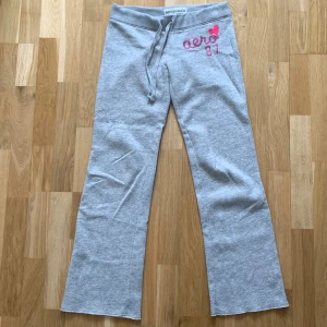 Grå mjukisbyxor från Aeropostale - Säljer ett par lågmidjade grå mjukisbyxor från Aeropostale i storlek XS. De är super fina men säljer pga att det är för små för mig! Det är två små fläckar på byxorna vilket man kan se i bild 4 och 5 annars bra skick! innerbensmått är 79 cm och midjemått 39 cm rakt över men går att justera!😊