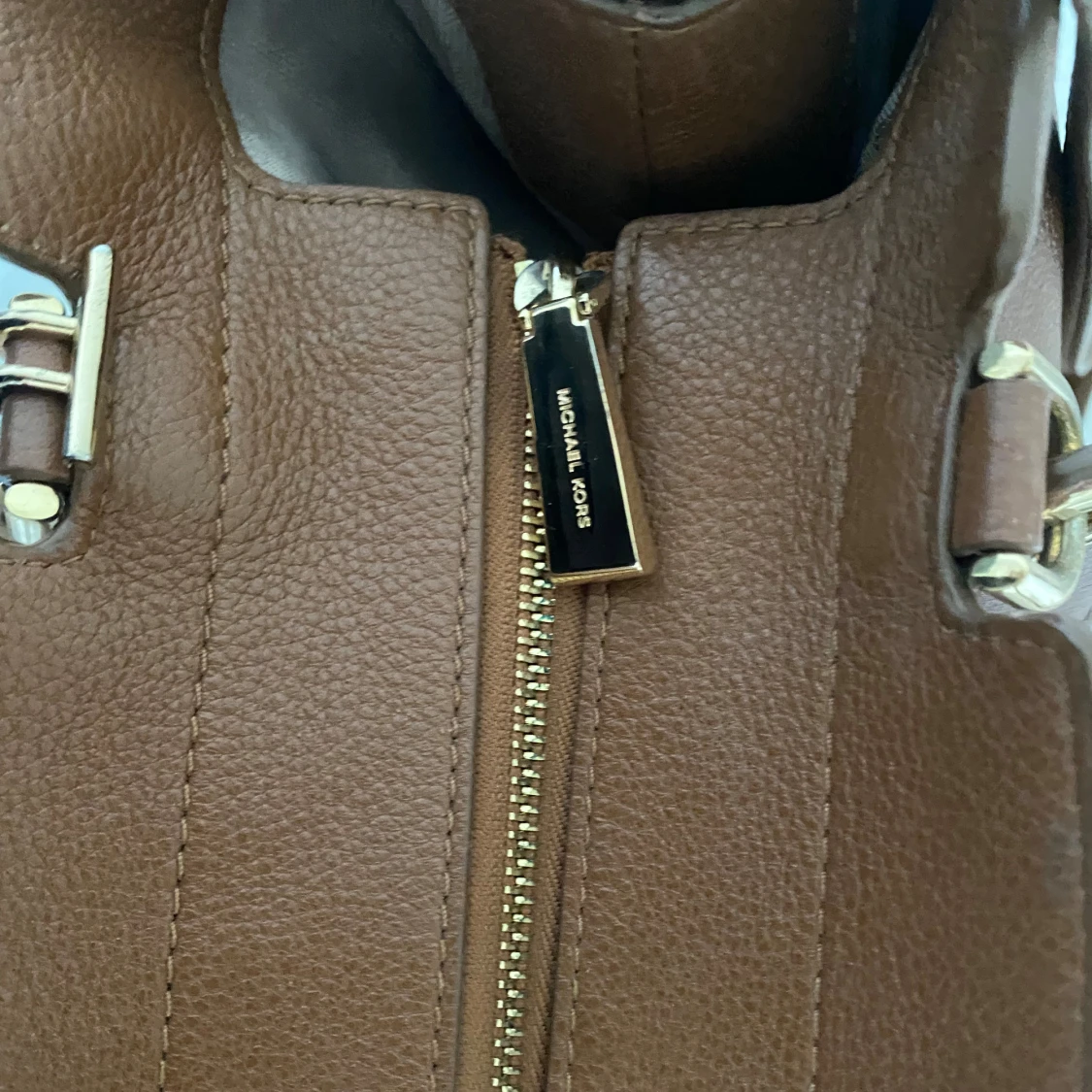 Brun skinnväska från Michael Kors - 93