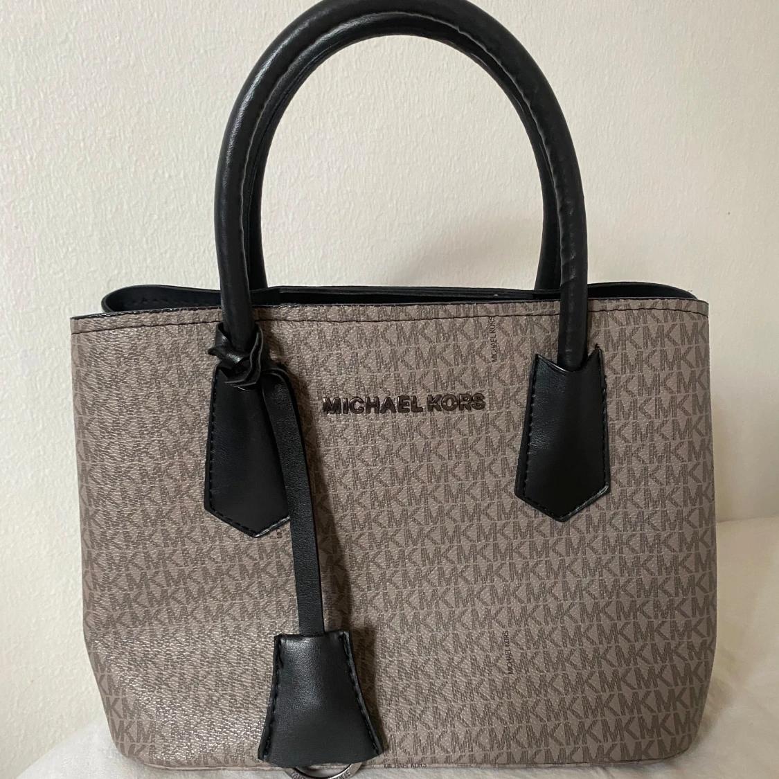 Beige och svart handväska från Michael Kors