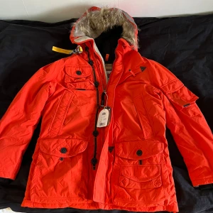 Parajumpers musher - Storlek är XL men sitter som en L, jackan är aldrig använd. Nypris 14.000kr Kom med bud.