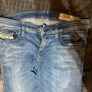 Diesel jeans  - W28, 34L För små för mig som vanligtvis när 36, passar nog en 32/34  Lågmidjade!!!