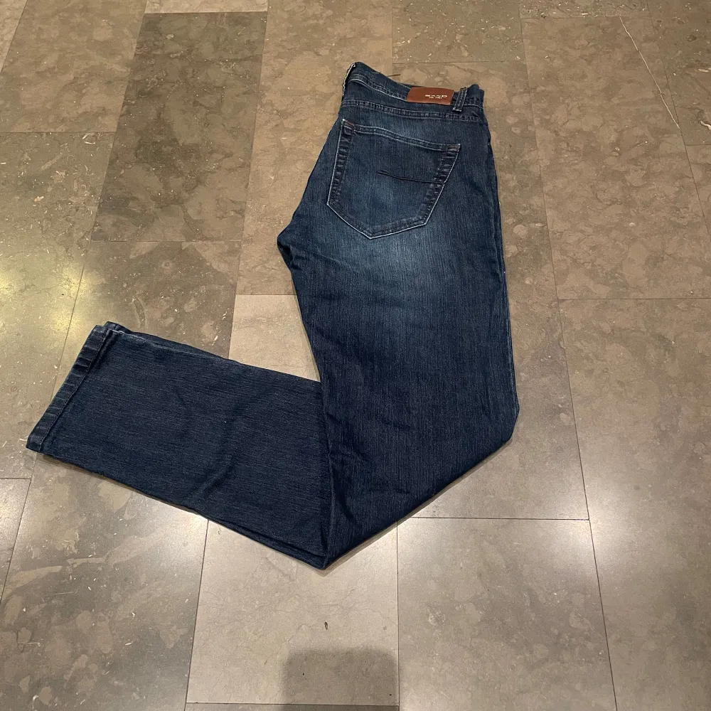 Riktigt snygga jeans med en schysst tvätt. Nypris är 2150kr och mitt pris är 449kr!! De är i utmärkt skick utan några defekter eller skönhetsfel. Hör av dig vid frågor!. Jeans & Byxor.