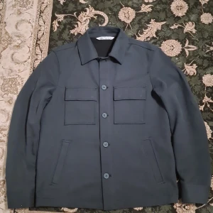 Zara overshirt - Säljer min soft overshirt med nyskick.  Storlek: S Längd: 65 cm  Bredd: 50 cm