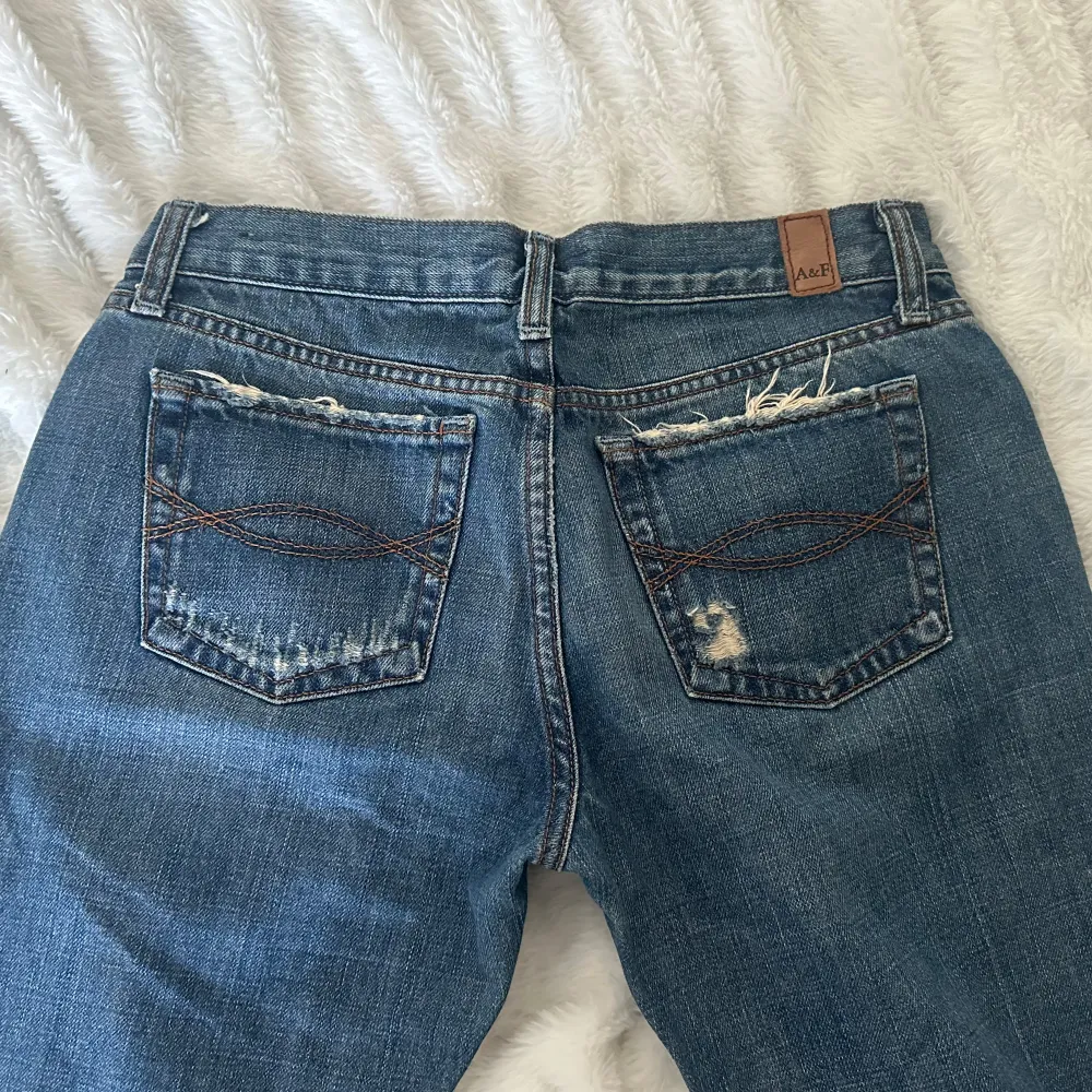 Skit snygga lågmidjade bootcut jeans från Abercrombie & Fitch. Aldrig använda, topp skick.   Midja - 38 cm x 2 Innerbenslängd - 81 cm. Jeans & Byxor.