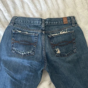 Lågmidjade bootcut jeans - Skit snygga lågmidjade bootcut jeans från Abercrombie & Fitch. Aldrig använda, topp skick.   Midja - 38 cm x 2 Innerbenslängd - 81 cm