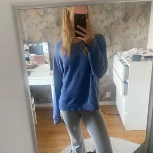 Stickad tröja - Säljer denna jättemysiga stockade tröjan. Perfekt nu till hösten! Stor storlek och sitter därför lite oversized. Passar perfekt för mig som vanligtvis har s! Lite nopprig därav det billigare priset. Priset går även att diskutera