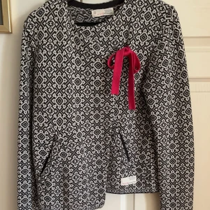 ODD MOLLY KOFTA - Super superfin kofta från odd molly! ❤️ denna är köpt för länge sedan så finns inte längre i sortimentet! 💖💖💖 pris kan diskuteras 💕(storleken är ”2” men sitter bra på mig som har xs/s, funkar även i M! 🩷💛