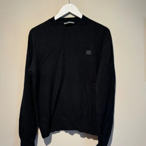 Acne Studios Crew Neck - Säljer min Acne logo crew neck i ull och storlek M då den krympt i tvätten o numera passar storlek S och inte större än så. Har två väldigt små hål i nacken och ett bakom axeln, som är så gott som osynliga, annars väldigt gott skick. Skriv om pris
