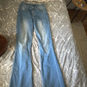 Jeans - Ett par snygga jeans med snygga bakfickor💕 byxorna är lite söndriga längst ner vid bena, men är inget som syns om man har dem på.