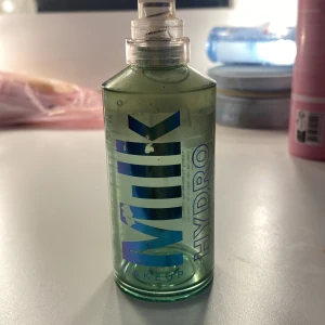Hydro Grip Primer från Milk Makeup - Säljer en Hydro Grip Primer från Milk Makeup. Den kommer i en genomskinlig grön flaska med en praktisk pump. Primern är 45 ml men nu finns det inte så mycket kvar! men o perfekt för att få sminket att sitta hela dagen. Perfekt för en fräsch och hållbar look!!!!! det blir såå fint! och glow!💗💯