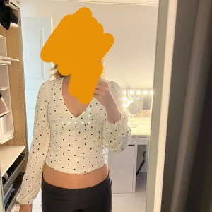 Tröja - Säljer denna tröjan från Kappahl för det inte kommer till användning, köpt för 300kr💕