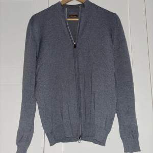 Grå Stenströms zip-up cardigan av merinoull. Sällan använd så inga defekter, 8/10 skick. Storlek medium. Nypris 2300kr. Mitt pris 750kr