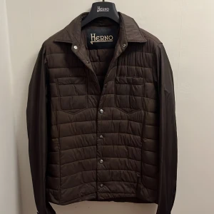 Herno jacka  - Stilren cardigan från Herno i gott skick lite sliten på knaparna.okej skick. Tveka inte på att höra av er vid flera frågor 