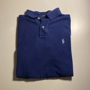 Ralph Lauren Piké  - Säljer nu denna asfeta Ralph Lauren piké i ett gott skick! Storleken är S men kan passa M med! Nypris ligger på ca 899kr❌ mitt pris endast 299kr✅ Hör av dig vid minsta lilla fundering!! 😊🙂