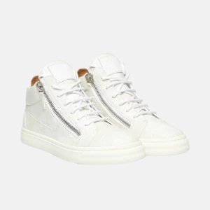 Vita giuseppe zanotti skor  - Säljer ett par snygga vita giuseppe zanotti skor i skinn med coola dragkedjor på sidorna. De har en högre modell med snörning och en stilren design. Perfekta för både vardag och fest!