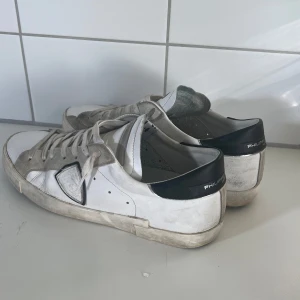 Philippe model - Tjena! Säljer nu mina Philippe model skor pga av att jag har tröttnat på dem. De har lite små defekter på sig men har mycket kvar att ge😃. Allt og finns kvar de vill säga box, dustbag, kvitto.  Hör gärna av er vid ytligare frågor👌🏻