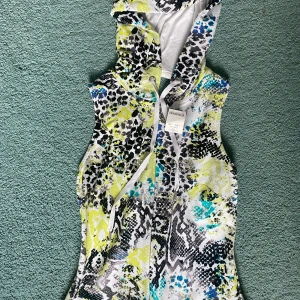 Bebe  - Jättefin jumpsuit från bebe! Köptes för flera år sen i Dubai och kom aldrig till användning. Säljs inte längre och priset är 450dh, alltså 1250kr i sek! Säljer för bara 1000kr! Den har öppen rygg och är super fin❤️ 